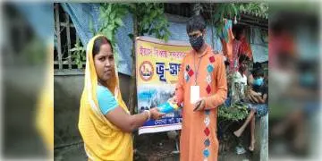 Read more about - বাস্তবের প্যাডম্যান! বেতনের টাকায় ন্যাপকিন বিলি করলেন চন্দননগরের ভূগোল শিক্ষক সুমন্ত বিশ্বাস