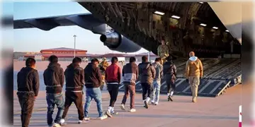 Read more about - Indian Immigrants | আরও ৪৮৭ ভারতীয়কে পাঠাচ্ছে আমেরিকা! হাতকড়া ইস্যুর মধ্যেই ঘোষণা বিদেশমন্ত্রকের