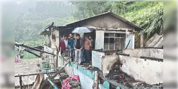 Read more about - Darjeeling | শৈলশহরে ভয়াবহ অগ্নিকান্ড, পুড়ে ছাই বন দফতরের ৮টি স্টাফ কোয়ার্টার