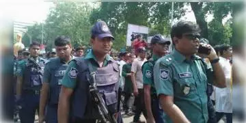 Read more about - সাতদিনের লকডাউন জারি বাংলাদেশে! লকডাউন ঘোষনার পরই বিক্ষোভ  শুরু হয়, গুলিবিদ্ধ হন ৩ জন