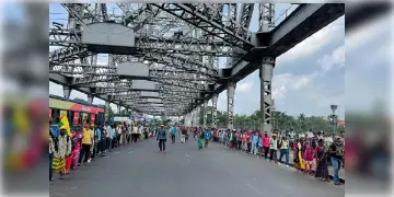 Read more about - Kolkata Howrah Bridge | আদিবাসীদের মিছিলের জেরে তীব্র যানজট শহরে! হাওড়া ব্রিজে অচল গাড়ি চলাচল! গোটাদিন ধরে যানজটের আশঙ্কা!