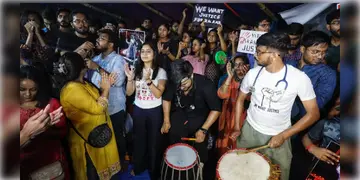 Read more about - R G Kar | মুখ্যসচিবের সঙ্গে বৈঠকের পরই সল্টলেকের ধরনা মঞ্চ থেকে খুলে নেওয়া হচ্ছে বাঁশ, কী সিদ্ধান্ত নিলেন জুনিয়র ডাক্তাররা?