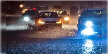 Read more about - আজও কলকাতায় রয়েছে ঝড়-বৃষ্টির সম্ভাবনা, সন্ধ্যায় তিলোত্তমা মুষলধার বর্ষণে ভাসতে পারে