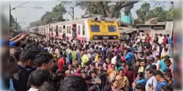 Read more about - Farakka | ফারাক্কায় স্টপেজের দাবিতে রেললাইন অবরোধ, একের পর এক আটকে পড়ছে ট্রেন, ভোগান্তি নিত্যযাত্রীদের