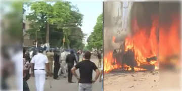 Read more about - Maheshtala | রণক্ষেত্র মহেশতলায় পুলিশকে লক্ষ্য করে ইট বৃষ্টি! রক্তাক্ত পুলিশকর্মী! নামানো হয় RAF!