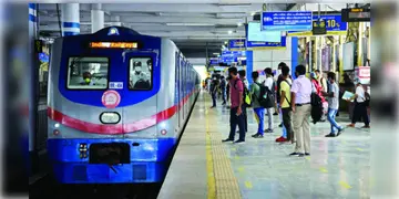 Read more about - Kolkata Metro | ফের মেট্রো বিভ্রাট, সাতসকালে থমকে হাওড়া ময়দান থেকে মেট্রো চলাচল