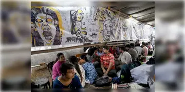 Read more about - R G Kar | সুপ্রিম নির্দেশের পর রাজ্য সরকারকে পাল্টা ‘ডেডলাইন’ আন্দোলনরত জুনিয়র ডাক্তারদের, সাংবাদিক বৈঠক করে জানালেন পাঁচ দফা দাবি