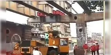 Read more about - পোস্তা উড়ালপুল ভাঙার কাজ শুরু করে দিল কেএমডিএ, রুট বদল করা হল বাস-মিনিবাসের