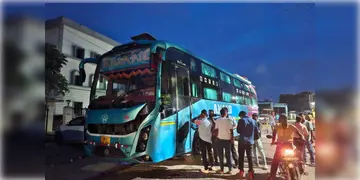 Read more about - Siliguri | কারোর বয়স ২১ তো কারোর ৩৫..ভিনরাজ্যে কাজে পাঠানোর নাম করে পাচারের ছক! শিলিগুড়ি থেকে উদ্ধার ৩৪ যুবতী!