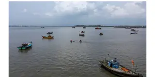 Read more about - Maharashtra | এগিয়ে আসছে 'সন্দেহজনক' নৌকা! মহারাষ্ট্র উপকূলের থেকে দূরত্ব মাত্র ২ নটিকাল মাইল!