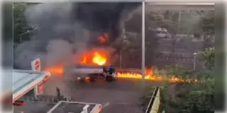 Read more about - Kolkata Fire Incident | নিউটাউনে পেট্রোল ট্যাঙ্কারে লাগলো আগুন, চালকের তৎপরতায় রক্ষা পেলো এলাকা