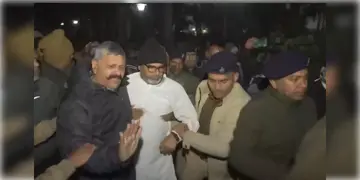 Read more about - Prashant Kishor | কাকভোরে গ্রেফতার প্রশান্ত কিশোর! অনশনমঞ্চ থেকেই তাঁকে সোজা হাসপাতালে নিয়ে যায় বিহার পুলিশ