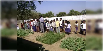 Read more about - Hooghly | এবার পড়াশোনার সঙ্গে স্কুলেই আদা রসুন চাষ করবে পড়ুয়ারা! দেওয়া হলো চাষের প্রশিক্ষণও!