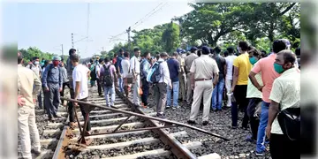 Read more about - North 24 Parganas । রেল অবরোধের জেরে উত্তপ্ত অশোকনগর, ঘন্টার পর ঘন্টা স্টেশনে আটকে একাধিক লোকাল ট্রেন