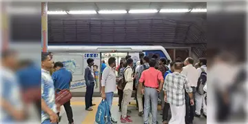 Read more about - Kolkata Metro | ফের মেট্রোর লাইনে জল! ব্যস্ত সময়ে ব্যাহত  ব্লু লাইনের মেট্রো পরিষেবা!