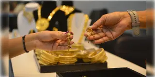 Read more about - Gold Price Today | বিয়ের মরশুমে ঝুপ করে কমল সোনার দাম, সাধ্যের মধ্যে রুপোও!