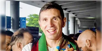 Read more about - Emiliano Martinez | কলকাতায় এমিলিয়ানো মার্টিনেজ! বাঙালি মধ্যাহ্নভোজের পর মিলন মেলা প্রাঙ্গনে বিশ্বকাপজয়ী ফুটবলার!