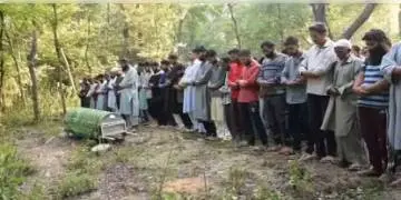 Read more about - পুলওয়ামায় জঙ্গিদের গুলিতে সপরিবারে ঝাঁঝরা স্পেশাল পুলিশ অফিসার