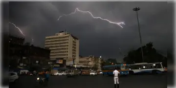 Read more about - Weather WB | ধেয়ে আসছে ঝড়! কলকাতা-সহ দক্ষিণের সব জেলাতেই জারি কমলা সতর্কতা! তাপমাত্রা কমবে ৩-৪ ডিগ্রি!