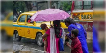 Read more about - Weather Update । রাজ্যে ফের বৃষ্টির পূর্বাভাস। একনজরে দেখে নিন জেলাগুলির আবহাওয়ার আপডেট