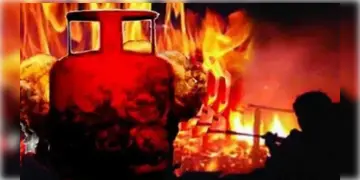 Read more about - Howrah Mela Blast | হাওড়ার মেলায় বিস্ফোরণ! দুর্ঘটনায় মৃত্যু এক মহিলার! উড়ে গেলো বেলুন বিক্রেতার পা