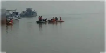 Read more about - মালদহের গঙ্গাবক্ষে ঘটা দুর্ঘটনায় সাঁতরে পারে উঠল ১২ জন, নিখোঁজ এখনো ৩!