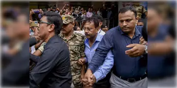 Read more about - RG Kar | আরজিকর আর্থিক দুর্নীতি মামলায় প্রথম চার্জশিট পেশ করবে CBI, নাম রয়েছে সন্দীপ ঘোষ সহ ৫ জনের