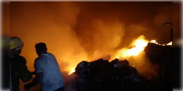 Read more about - Fire Broke Out | ভরসন্ধ্যায় বিধ্বংসী আগুনের কবলে তারাতলা বস্তি, ফের পুড়ে ছাই বহু ঝুপড়ি