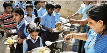 Read more about - Aluminium Utensils | অ্যালুমিনিয়ামের বাসন ' বিষ'! মিড ডে মিলে এই বাসনে রান্নায় কেন্দ্রের নিষেধাজ্ঞা নিয়ে বিতর্ক!