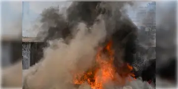 Read more about - Hungerford Street Fire | হাঙ্গারফোর্ড স্ট্রিটের আবাসনে আগুন! কালো ধোঁয়ায় ঢাকলো গোটা এলাকা