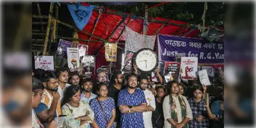 Read more about - Doctor Strike | জুনিয়র ডাক্তারদের সঙ্গে এবার অনশনে বসবেন সিনিয়র চিকিৎসকরা, ঘোষণা জয়েন্ট প্লাটফর্ম অফ ডক্টরসদের