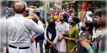 Read more about - উচ্চমাধ্যমিকে ফেল, পাশ করানোর দাবিতে রাস্তায় অবরোধ করলো স্কুল পড়ুয়ারা!