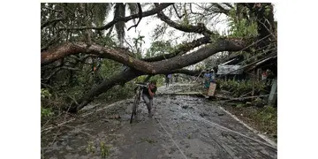 Read more about - Cyclone Dana Update | আমফানের মতো তান্ডব চালাবে 'দানা'? ঘূর্ণিঝড় নিয়ে বাংলার জন্য সুখবর দিলো মৌসম ভবন
