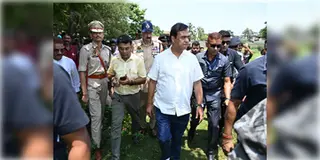 Read more about - Assam Violence | 'দেখামাত্রই গুলি'! অসমে সাম্প্রদায়িক হিংসা রুখতে জিরো টলারেন্স নীতি বিশ্বশর্মার!