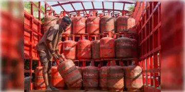 Read more about - LPG Cylinder | মাসের শুরুতেই সুখবর, কমল রান্নার গ্যাসের দাম, কলকাতায় কত কমল দাম?