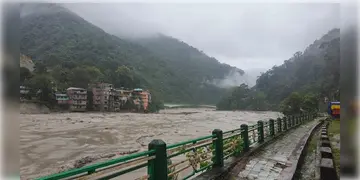 Read more about - Darjeeling | উত্তরবঙ্গে প্রবল বৃষ্টি, ধস!  জলের তোড়ে ভেসে গেল দার্জিলিংয়ে সেতু