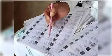 Read more about - এখানে শিরোনামটির একটি বাংলা অনুবাদ:
উত্তরপ্রদেশে এসআইআরের কাজে গাফিলতির অভিযোগে ২১ বিএলও-র বিরুদ্ধে মামলা।