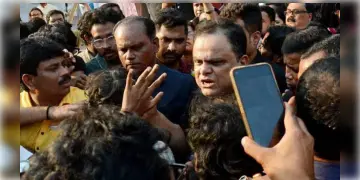 Read more about - Bratya Basu | শিক্ষামন্ত্রীর গাড়ি ভাঙচুর, বিমানবন্দর থেকে গ্রেপ্তার যাদবপুরের প্রাক্তনী