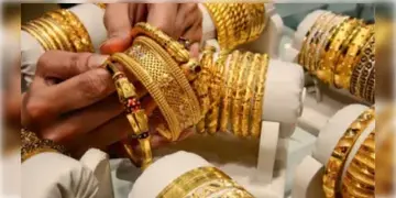 Read more about - Gold Rate | একদিনে হলুদ ধাতুর দাম কমেছে ১৮০০ টাকা! সস্তা সোনা স্বস্তি দেবে কি?
