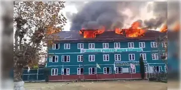 Read more about - Srinagar । শিশু দিবসের দিন ভয়াবহ আগুন লাগলো শ্রীনগরে, পুড়ে ছাই আস্ত একটি স্কুল !