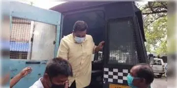 Read more about - ভুয়ো আইএএস দেবাঞ্জন দেবকে গ্রেফতারির পর উঠে আসছে একের পর এক আরো অনেক চাঞ্চল্যকর তথ্য