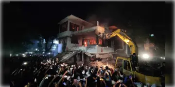 Read more about - Bangladesh | বুলডোজার গুড়িয়ে দিলো বঙ্গবন্ধুর শেষ স্মৃতি অগ্নিদগ্ধ  'ধানমন্ডি ৩২ নম্বর' বাড়ি