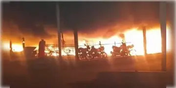 Read more about - Fire Breakout | ভয়ঙ্কর অগ্নিকান্ড বারাণসীতে! পুড়ে ছাই হলো স্টেশন লাগোয়া ২০০ মোটরসাইকেল ও স্কুটি