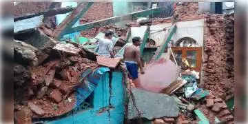 Read more about - রাতভর বৃষ্টিতে আহিরিটোলায় ভেঙে পড়ল পুরনো বাড়ির একাংশ, উদ্ধার শিশু-সহ ৮