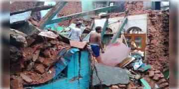 Read more about - রাতভর বৃষ্টিতে আহিরিটোলায় ভেঙে পড়ল পুরনো বাড়ির একাংশ, উদ্ধার শিশু-সহ ৮