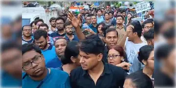 Read more about - R G Kar | স্বাস্থ্যভবন থেকে সিজিও কমপ্লেক্স পর্যন্ত মিছিল করে ধরনা তুললেন জুনিয়র ডাক্তাররা, বিশাল মশাল মিছিলের ডাক নাগরিক মঞ্চের