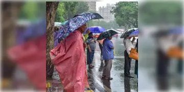 Read more about - আগামী বৃহস্পতিবার থেকেই ভারী বৃষ্টির সতর্কতা, পূর্বাভাস হাওয়া অফিসের