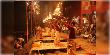 Read more about - Ganga Aarti | দেব দীপাবলিতে বারাণসীর গঙ্গা আরতি এবার কলকাতায়! দেখুন দেশের আর কোথায় বিখ্যাত গঙ্গা আরতি!