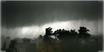 Read more about - রাজ্যে আগাম প্রবেশ করছে বর্ষা, উত্তরে বৃষ্টি হলেও এখনও গরমে অস্বস্তিতে দক্ষিণবঙ্গ