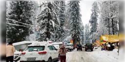 Read more about - Manali Snowfall । বড়দিনের আগে প্রবল তুষারপাত মানালিতে, বরফ পড়ায় খুশি পর্যটকেরা